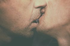 Zwei sich küssende Männer