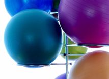 Bunte Gymnastikbälle auf Ständer