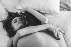 Mann und Frau beim Sex im Bett