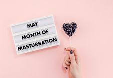 Herzlolli und Schild "May Month of Masturbation"