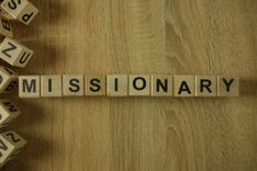Holzbuchstaben, die zum Wort Missionary angeordnet sind