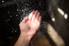 Hand unter der Dusche