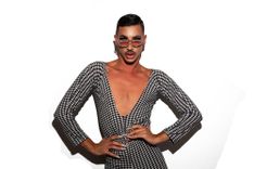 Transsexueller Mann in Kleid und Sonnenbrille