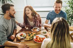 Lachende Personen beim Essen