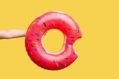 Donut-Schwimmring auf gelben Hintergrund