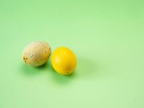 2 Zitronen auf türkisem Hintergrund, eine davon hat dunkle Flecken