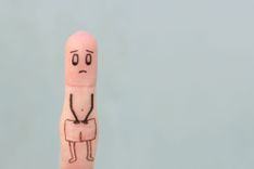 Zeigefinger, auf den ein trauriges Männchen gezeichnet ist