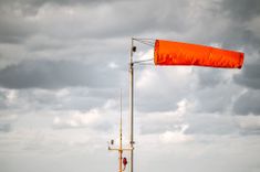 Orangener Windsack an einer Antenne