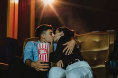 Paar küsst sich innig im Kino