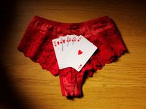 rote Panty, auf der Spielkarten liegen