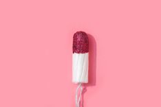 Tampon auf rosa Hintergrund