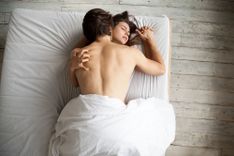 Paar in Missionarsstellung im Bett