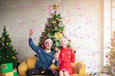 Paar feiert unter dem Weihnachtsbaum