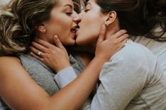 2 Frauen küssen sich leidenschaftlich