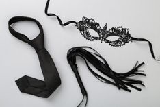 Spanking Peitsche, Krawatte und Maske