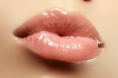Lippen einer Frau, die glänzen