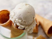 Eine Kugel weißes Eis auf einer Waffel