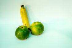 Banane und Limetten, die wie ein Penis und Hoden angeordnet sind