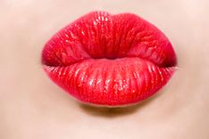 Zum Kuss gespitzte rote Lippen