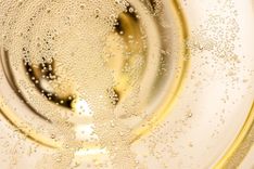 Goldgelbe Flüssigkeit in einem Glas