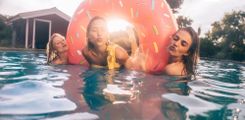 3 Frauen im Pool mit Kussmündern