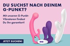 Weißer Satisfyer Pro+ G-Spot, lilaner Silikon-G-Punkt-Vibrator mit Fernbedienung und rosaner G-Punkt-Vibrator vor blau-rosa geteiltem Hintergrund