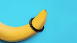 Banane mit schwarzem Penisring 
