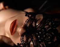 Frau von oben mir roten Lippen und dunkler Maske