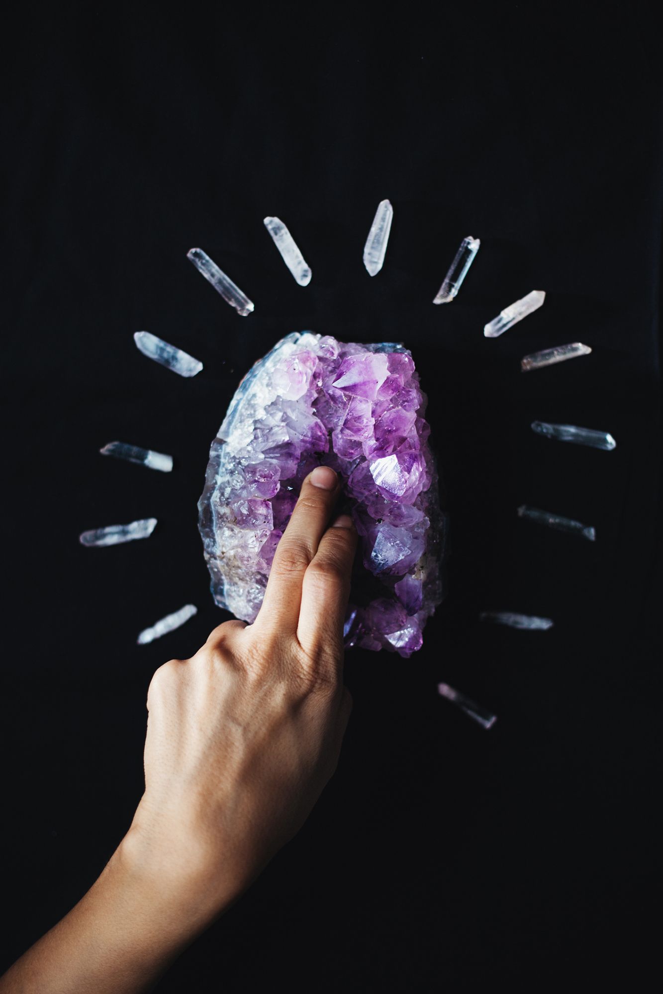 2 Finger werden in einen Kristall eingeführt, der wie eine Vagina aussieht