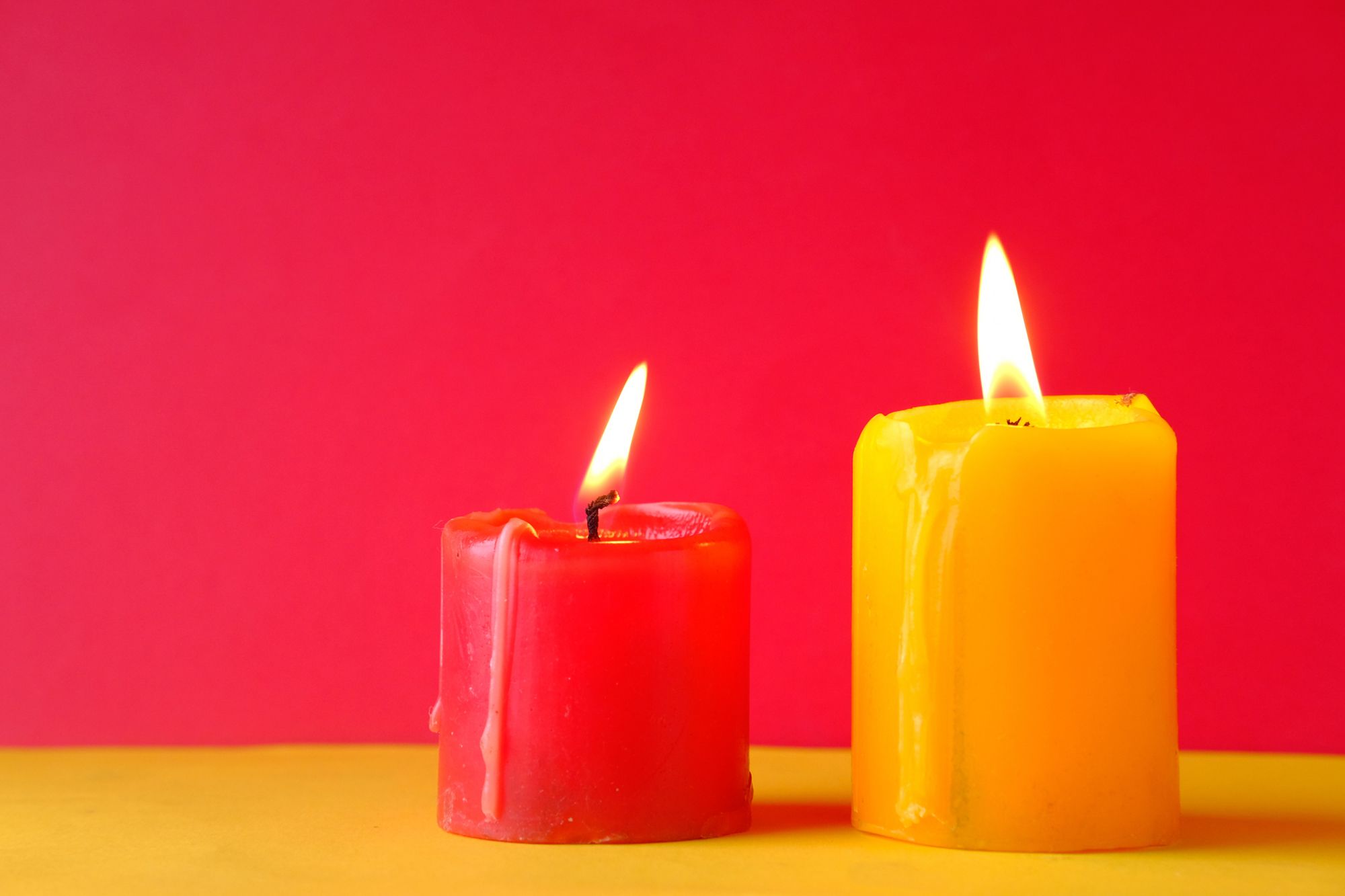 Eine rote und eine gelbe Kerze 