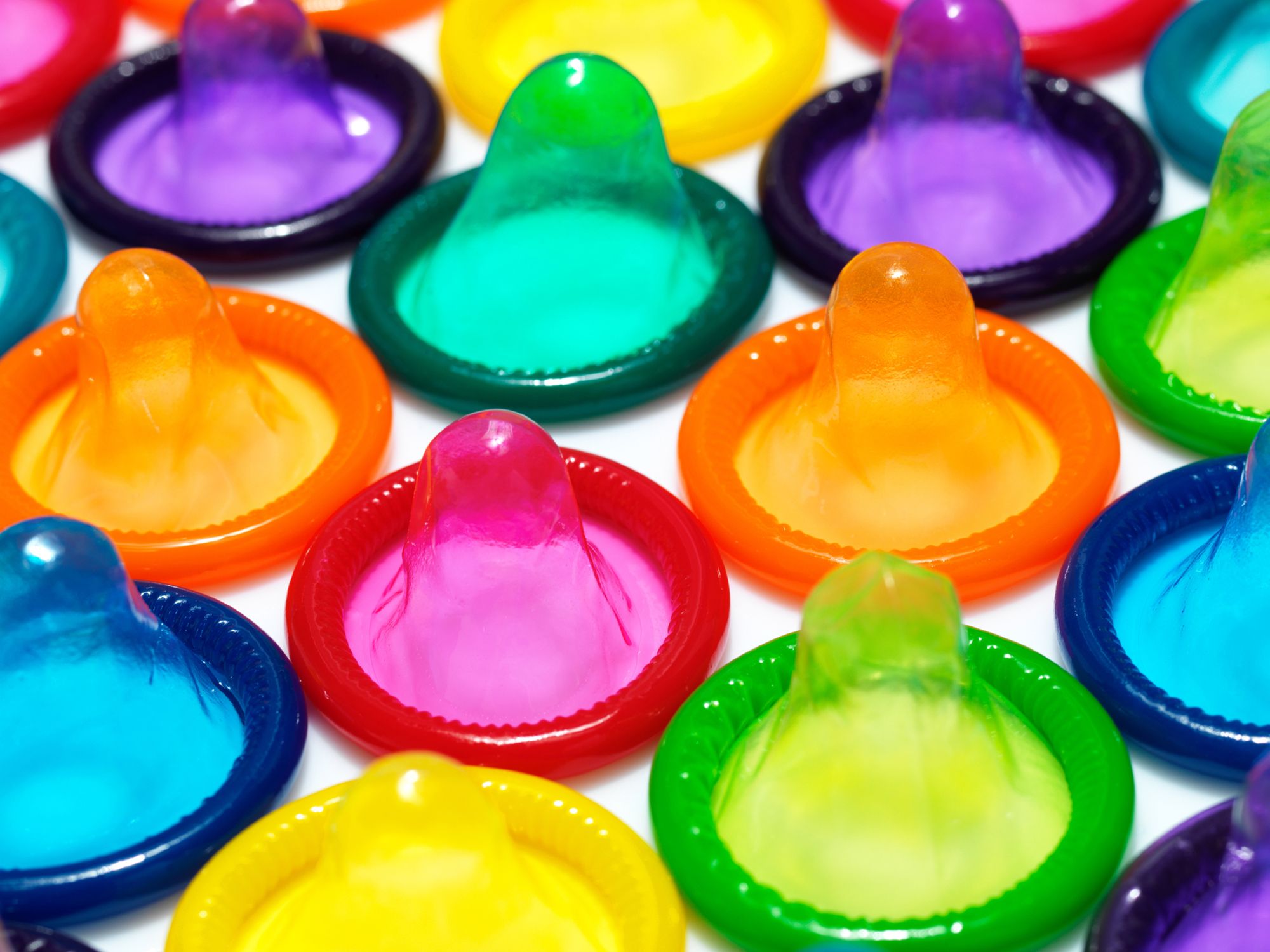 Verschiedene bunte Kondome in einer Reihe