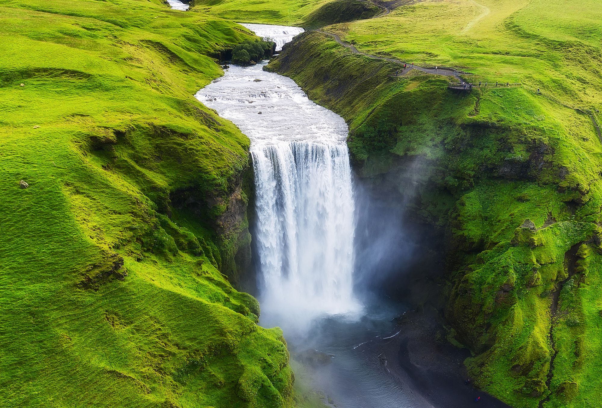 Ein Fluss mit Wasserfall in einer grünen Landschaft, Symbolbild Wet Dreams