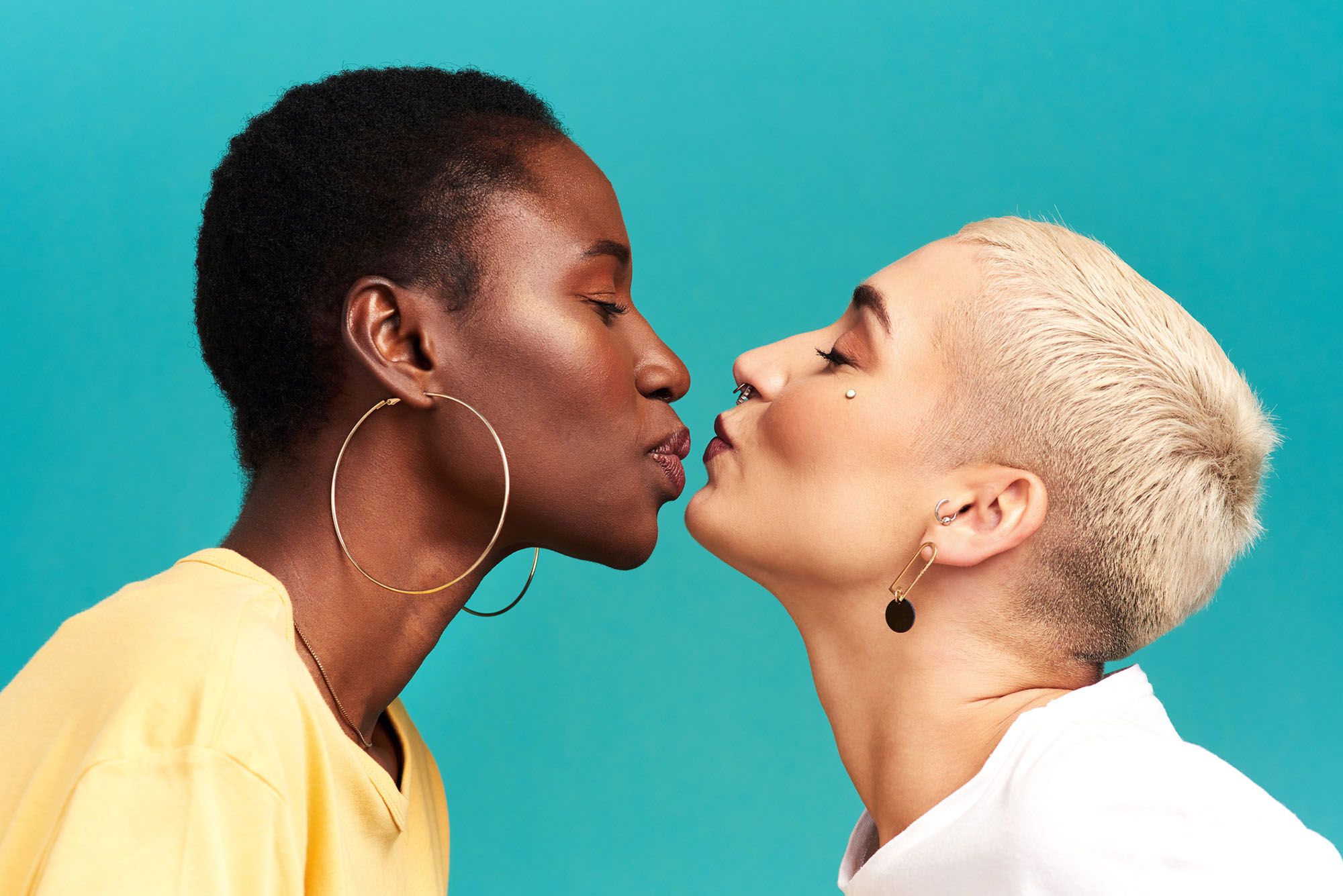 Zwei Frauen mit gespitzten Lippen kurz vor dem Kuss