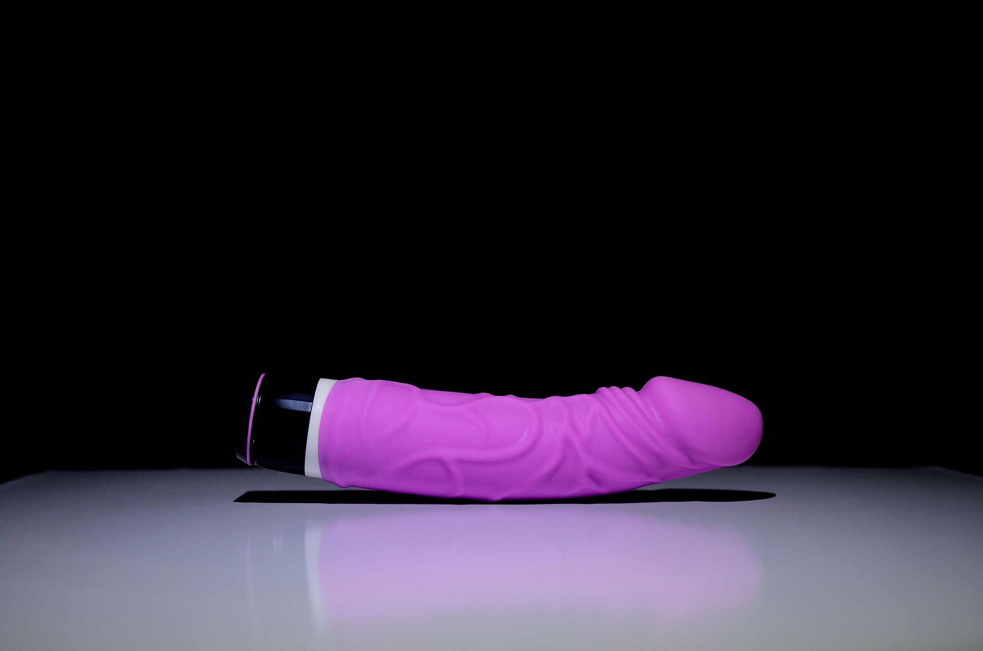 Lila G-Punkt Vibrator mit Aderung und Eichel